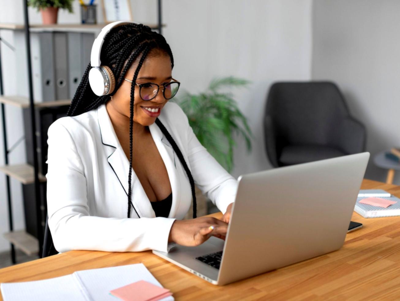 Teilnehmer bei der praktischen Anwendung von Analysemethoden